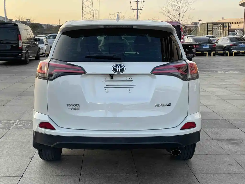 Toyota RAV4 2019 — фото 24
