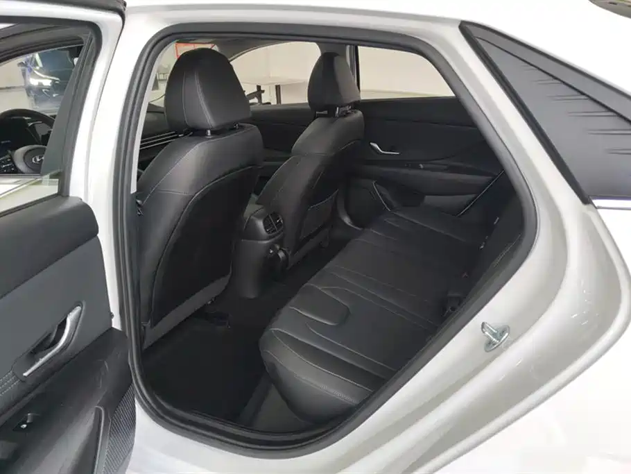 Hyundai Elantra 2023 — фото 11