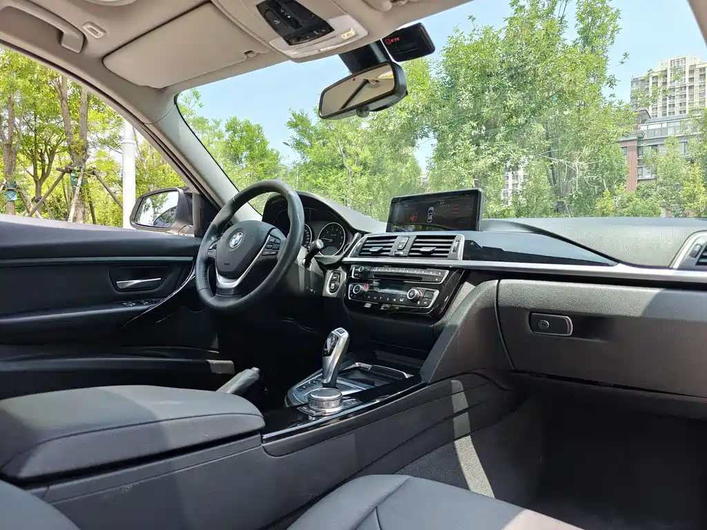 BMW 3 Series 2017 — фото 13