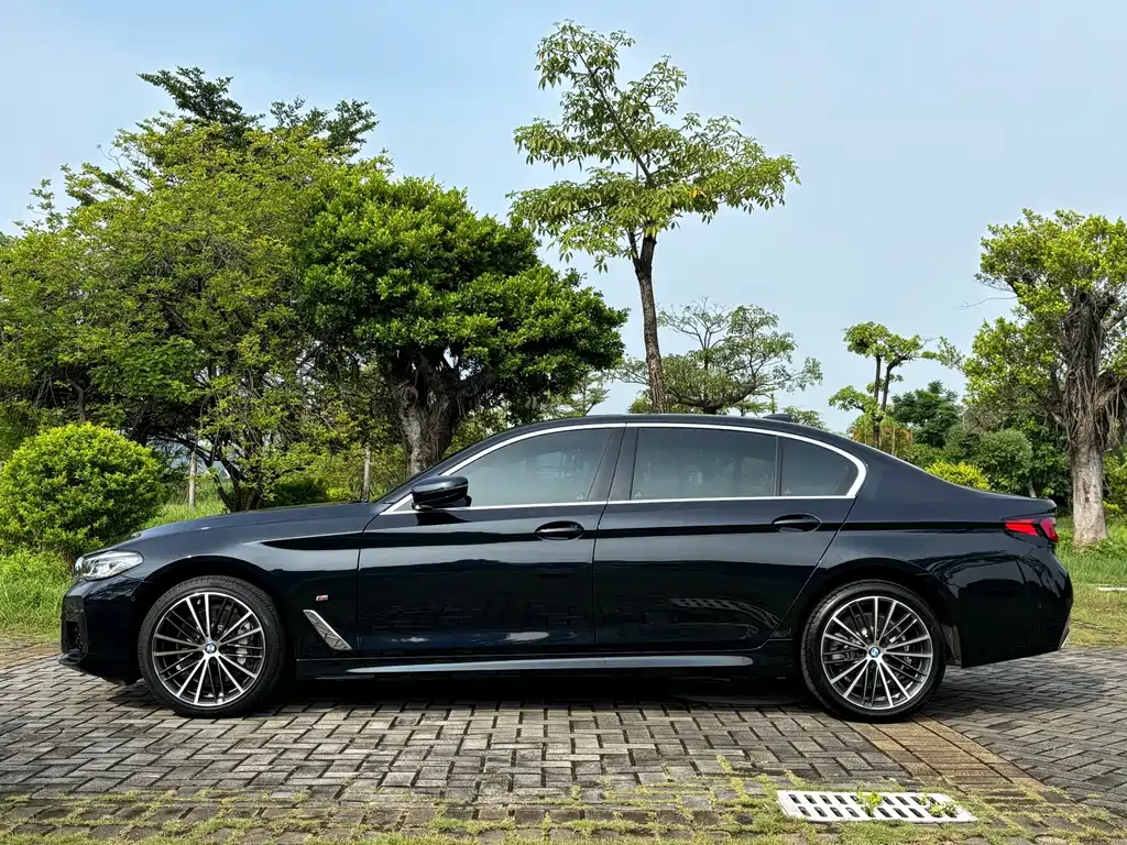 BMW 5 Series 2023 — фото 10
