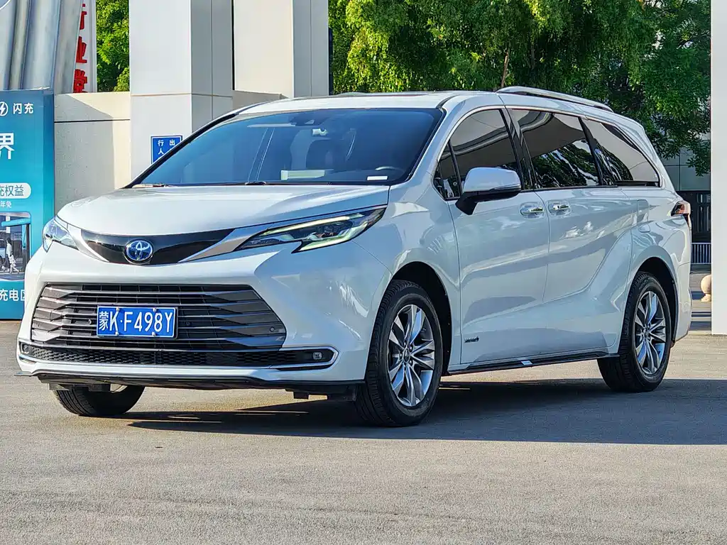 Toyota Sienna 2023 — фото 1