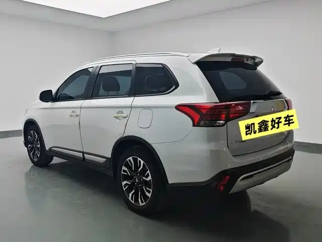 Mitsubishi Outlander 2021 — фото 6