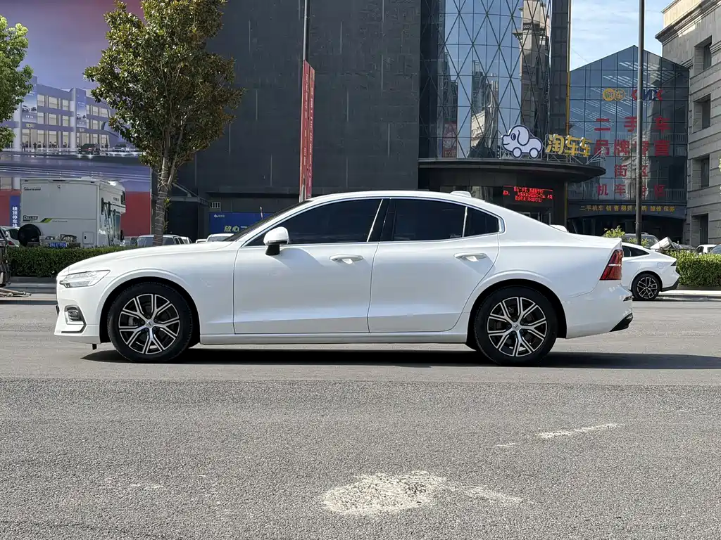 Volvo S60 2023 — фото 4