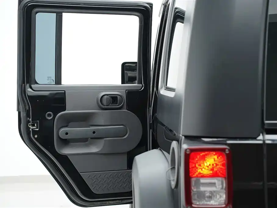 Jeep Wrangler 2010 — фото 28