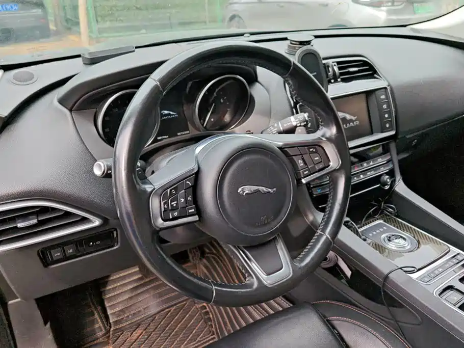 Jaguar F-PACE 2017 — фото 15