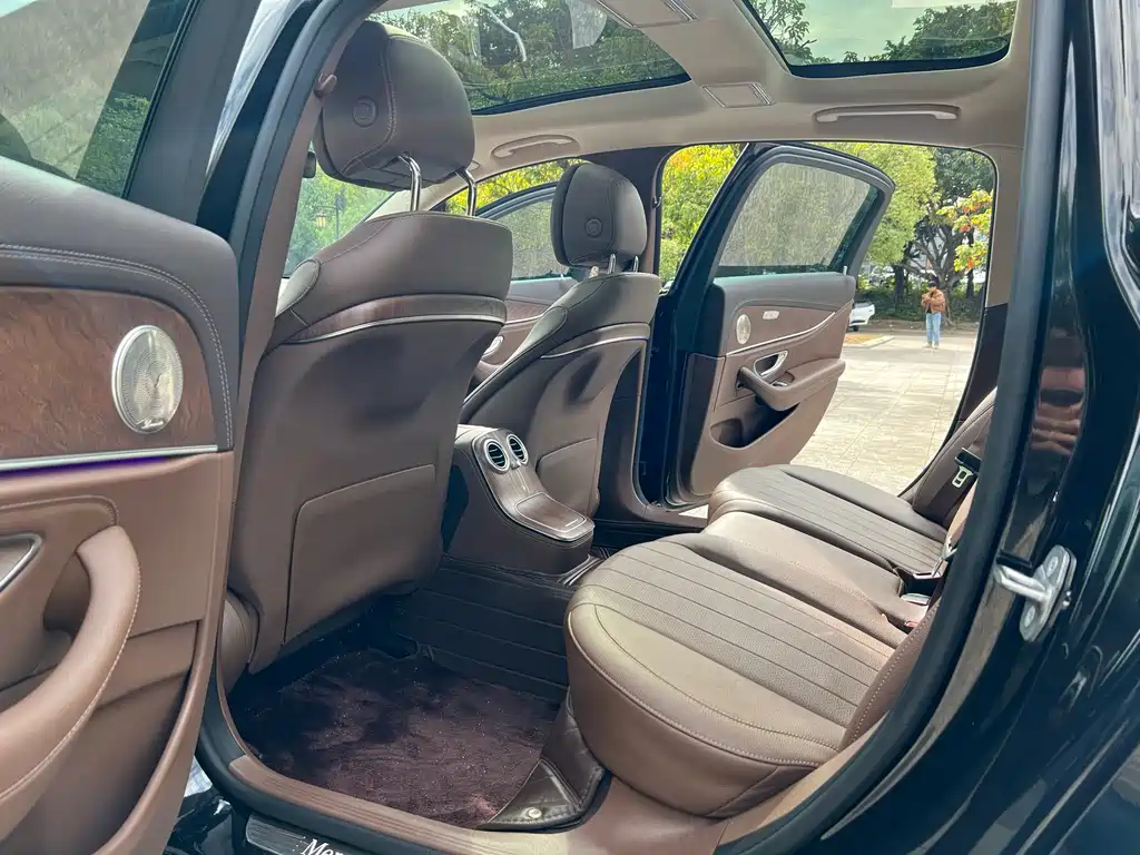 Mercedes-Benz E-Class 2023 — фото 12