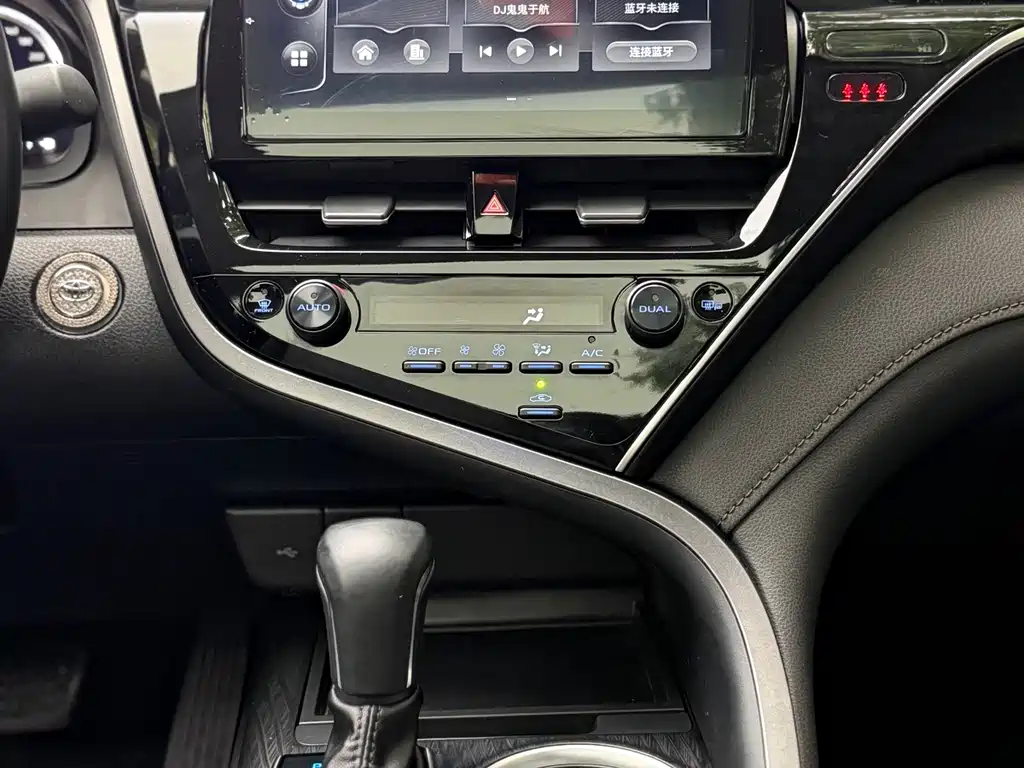 Toyota Camry 2023 — фото 14