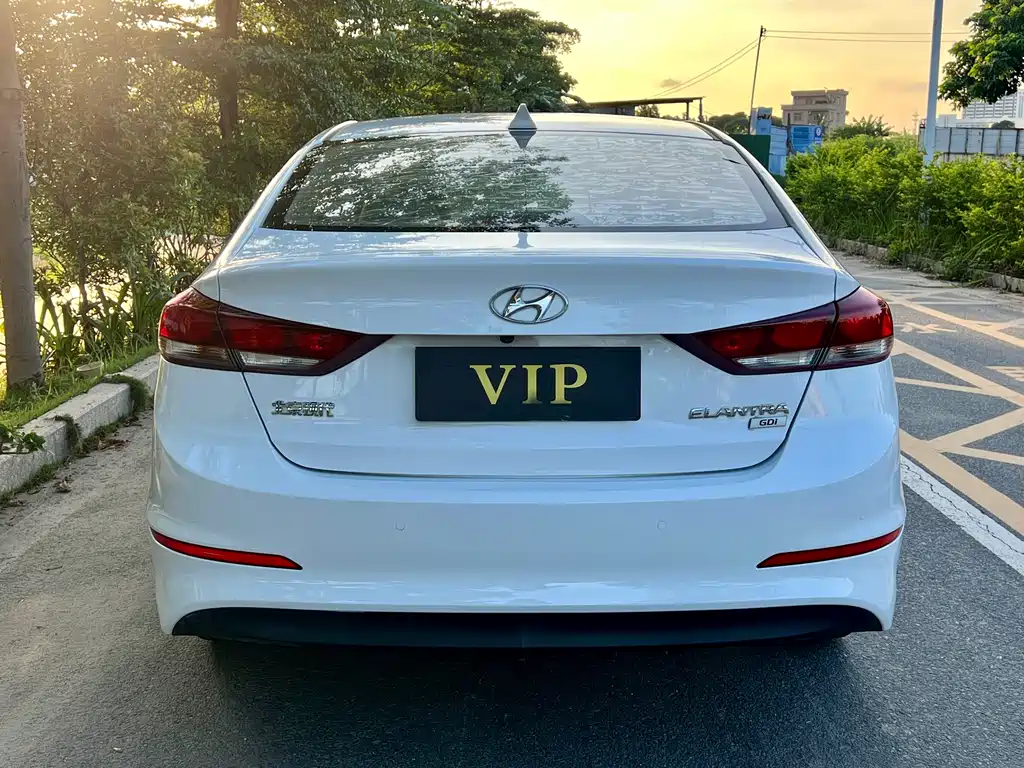 Hyundai Elantra 2018 — фото 10