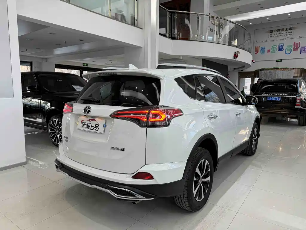 Toyota RAV4 2018 — фото 15