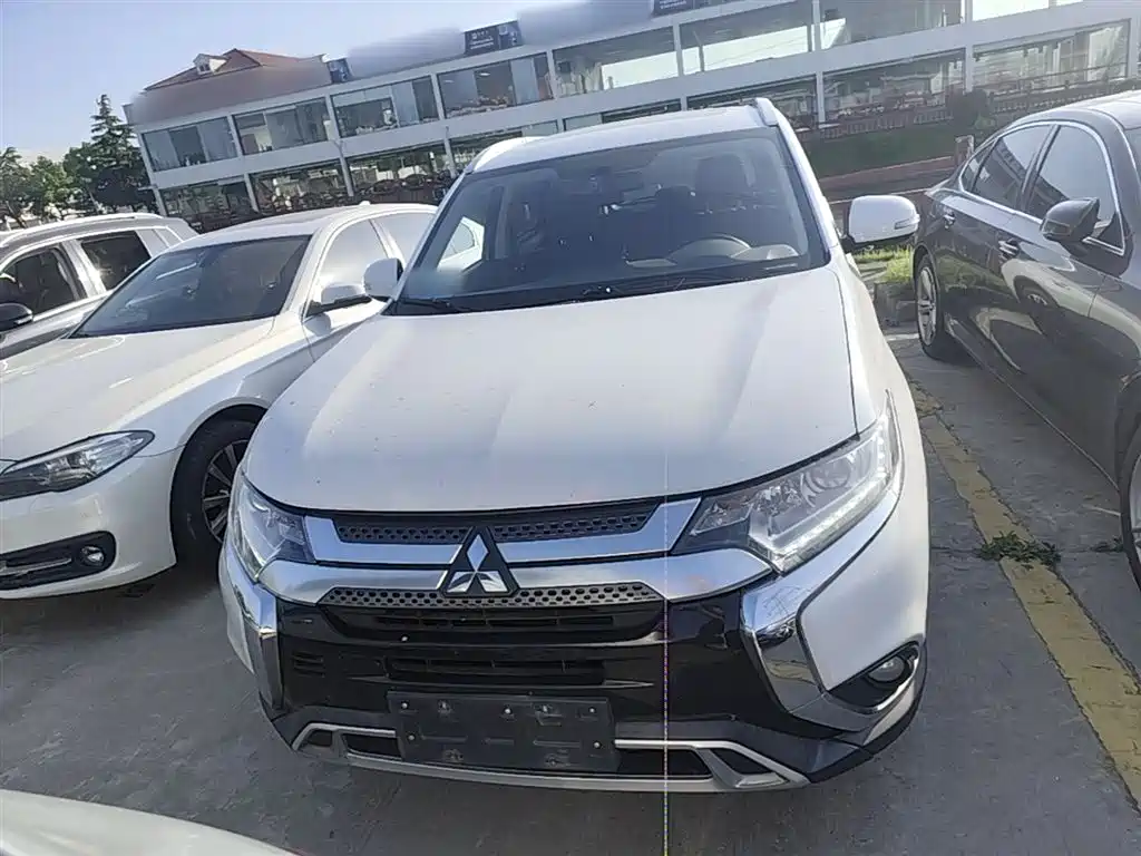Mitsubishi Outlander 2020 — фото 2