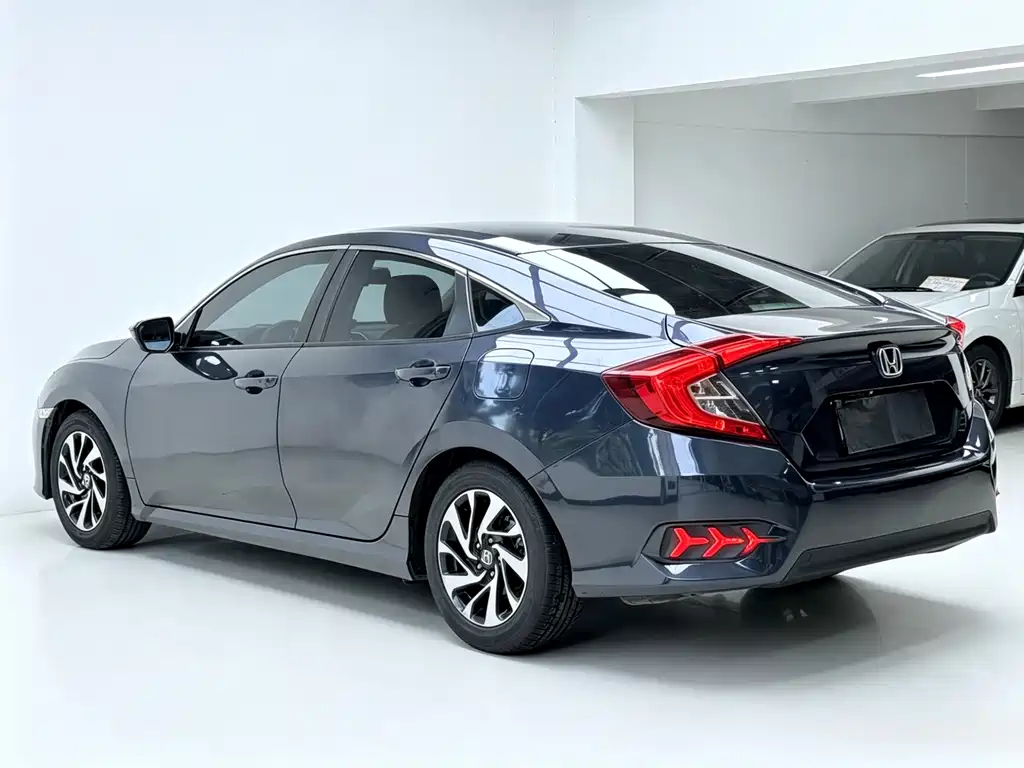 Honda Civic 2018 — фото 10