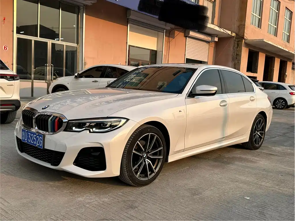 BMW 3 Series 2022 — фото 1