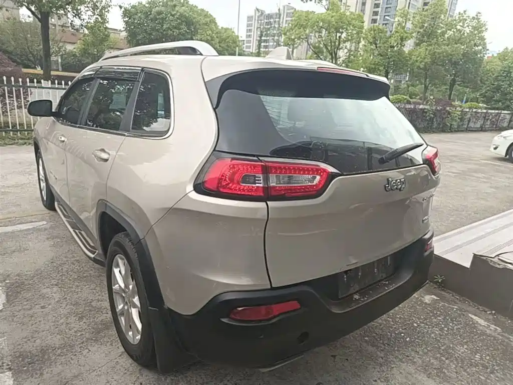 Jeep Cherokee 2016 — фото 24