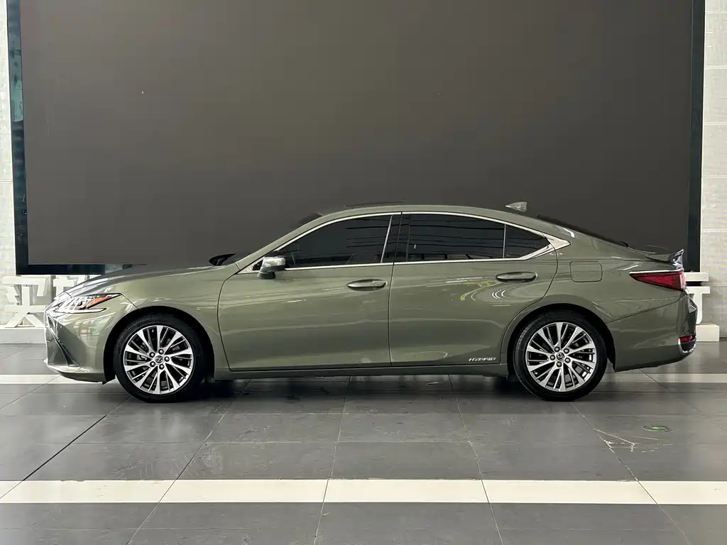 Lexus ES 2019 — фото 12