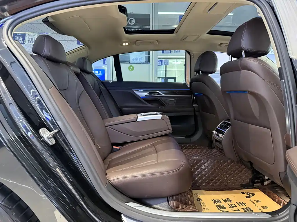 BMW 7 Series 2017 — фото 11