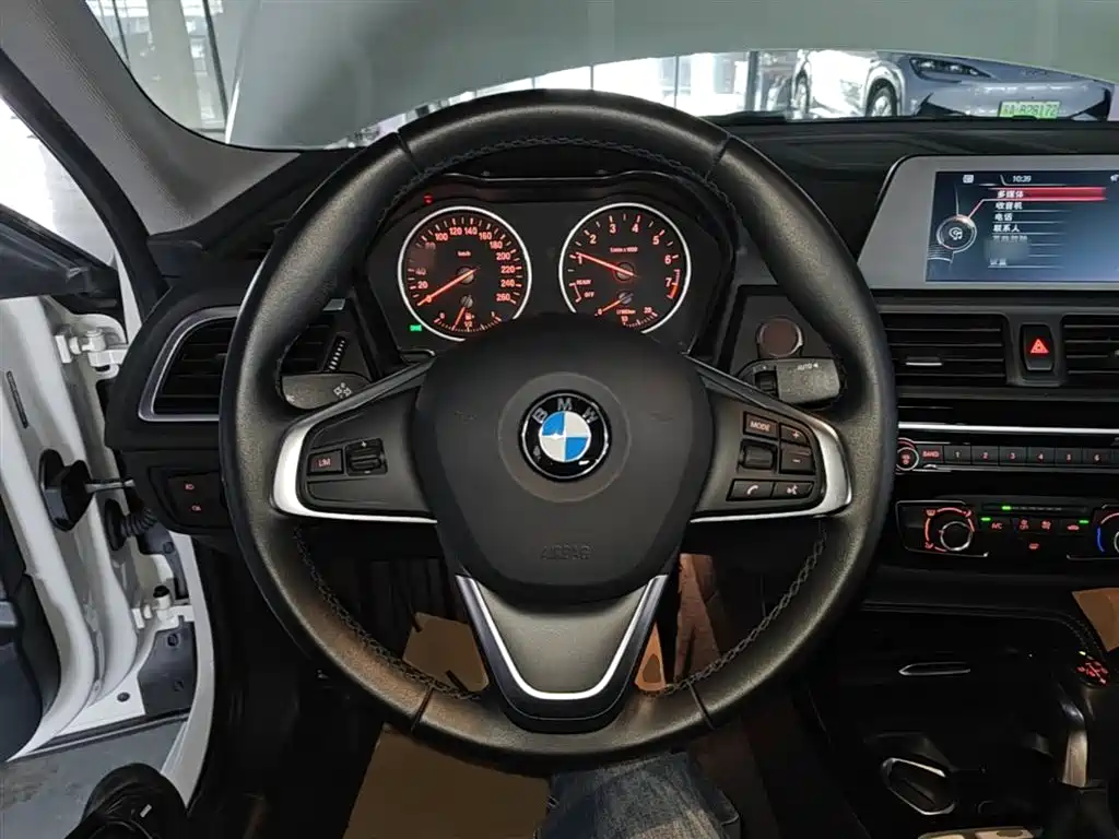 BMW 1 Series 2017 — фото 11