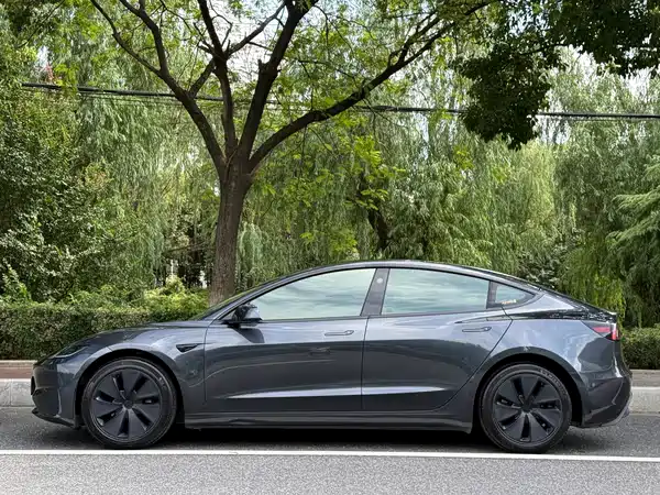 Tesla Model 3 2024