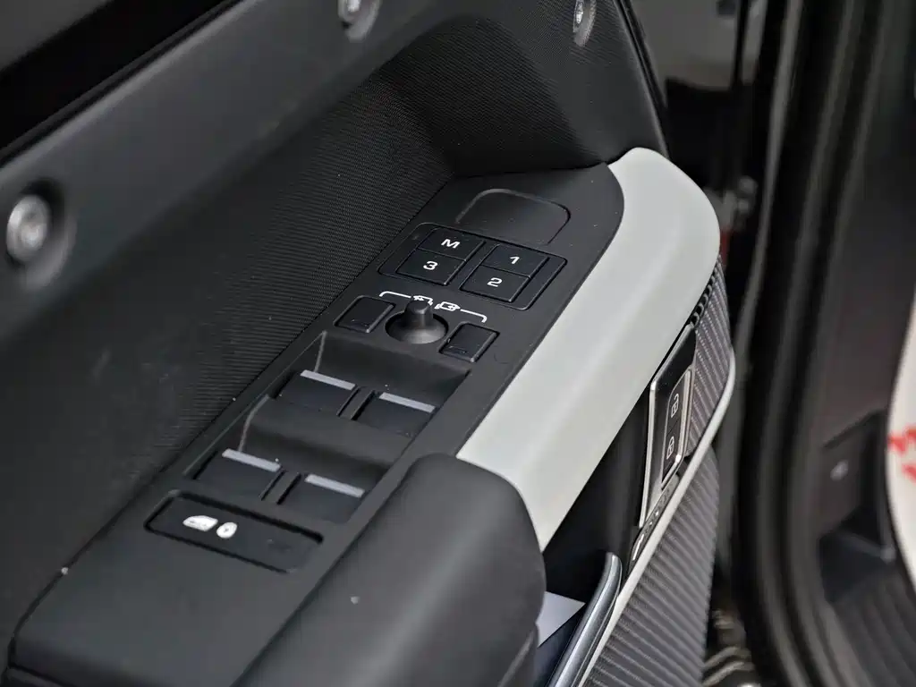 Land Rover Defender 2024 — фото 18