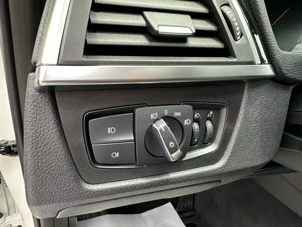 BMW 3 Series 2018 — фото 25