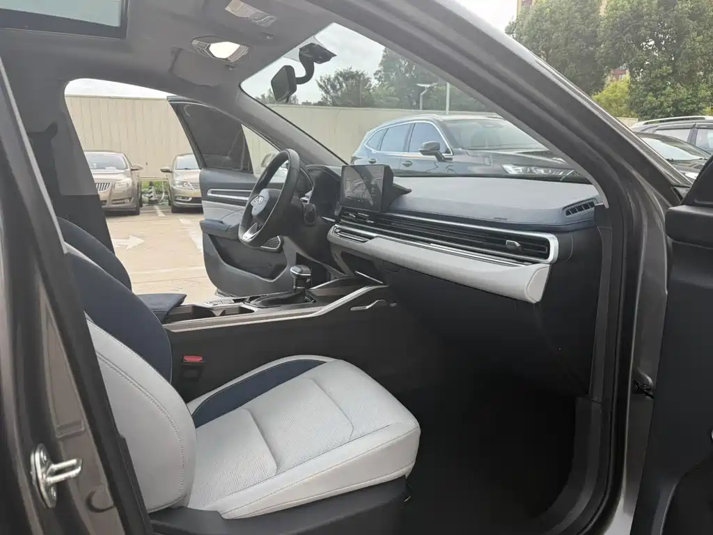 Geely Emgrand 2022