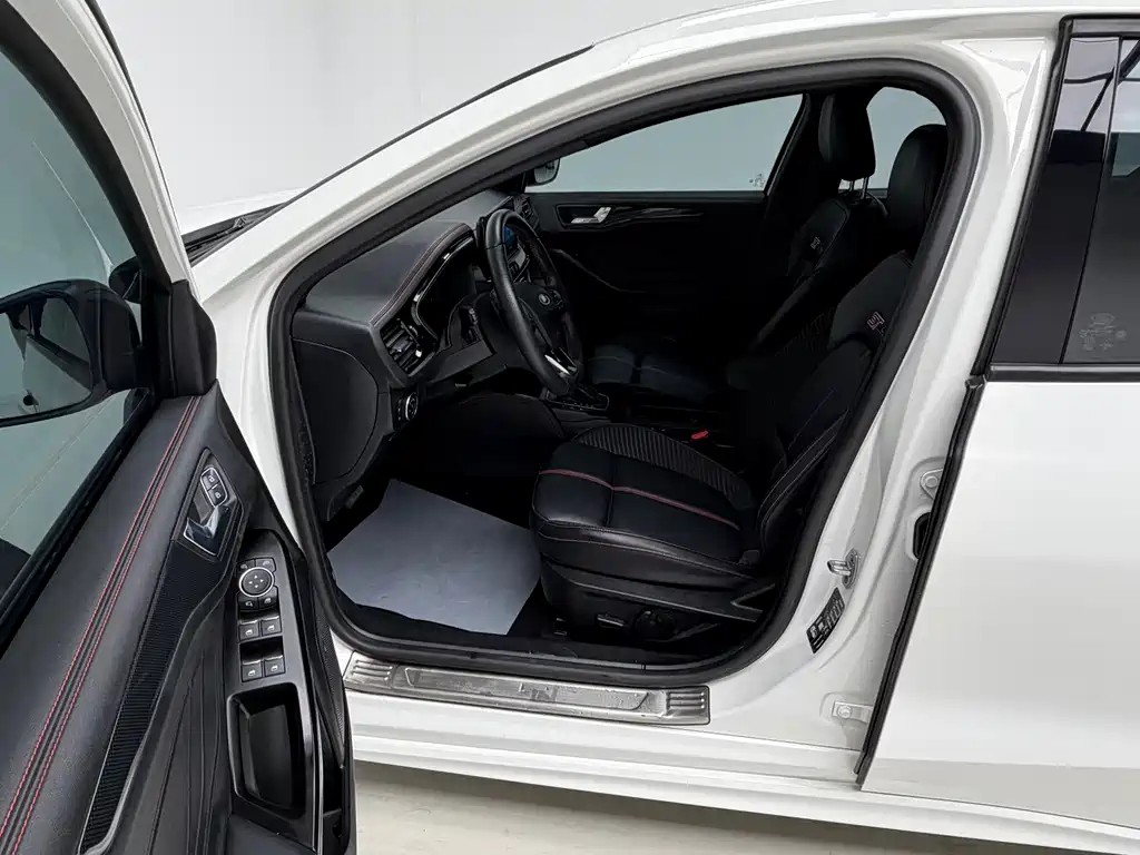 Ford Focus 2023 — фото 12