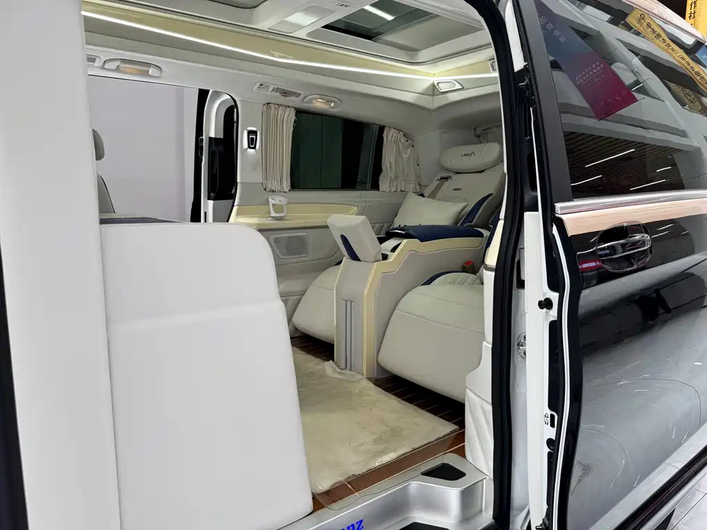 Mercedes-Benz V-Class 2021 — фото 15