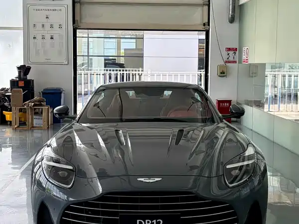 Aston Martin DB12 2025