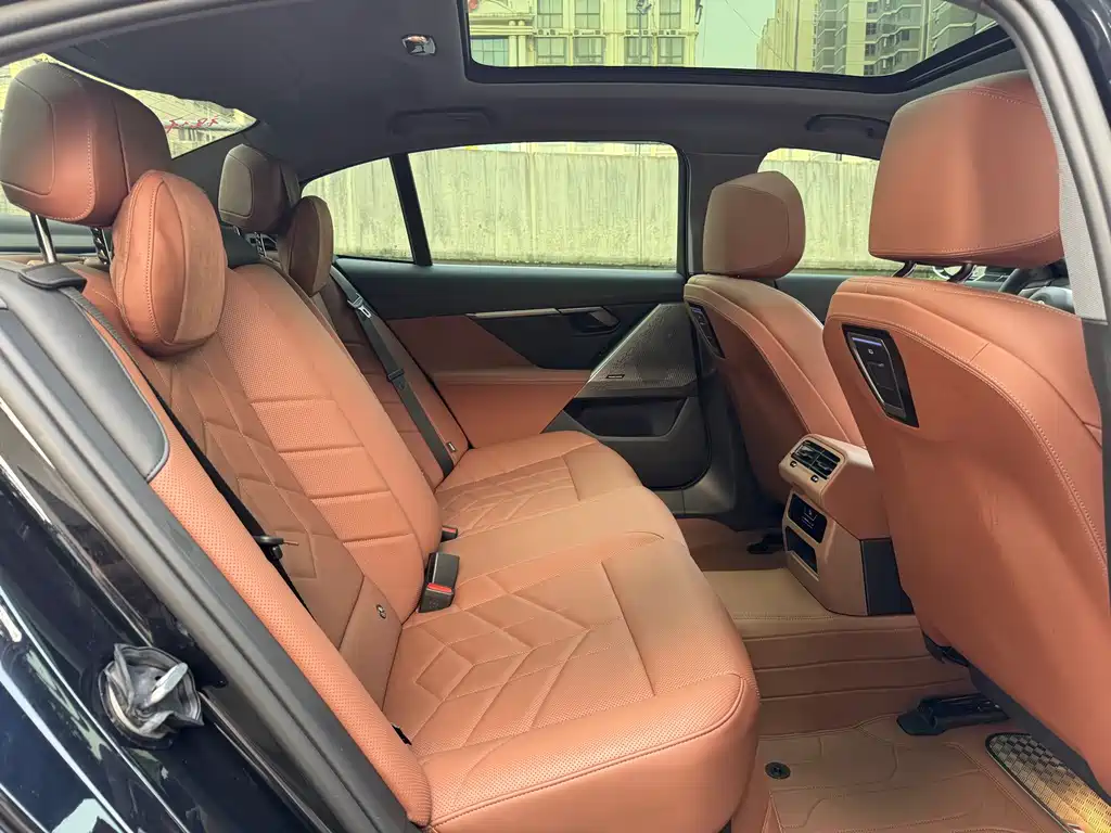 BMW 5 Series 2025 — фото 14