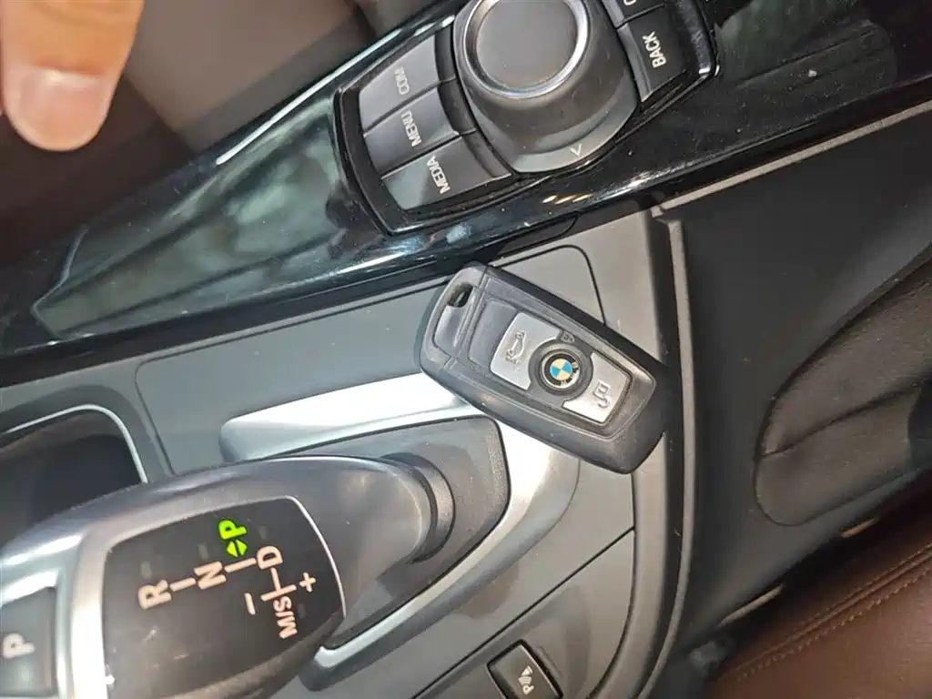 BMW 3 Series 2018 — фото 9