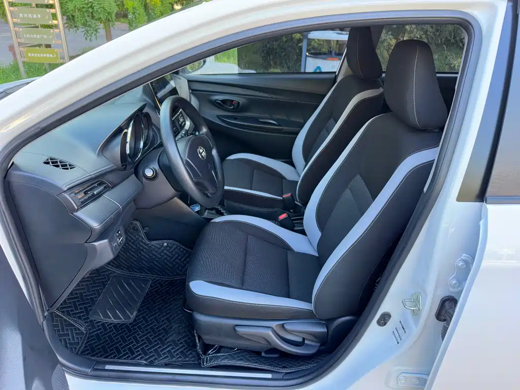 Toyota Yaris L 2020 — фото 13