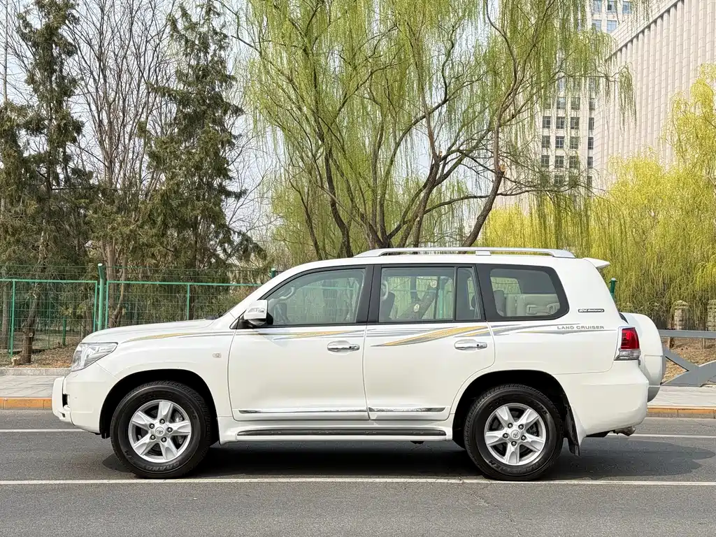 Toyota Land Cruiser 2011 — фото 4