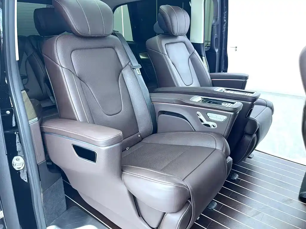 Mercedes-Benz V-Class 2023 — фото 9