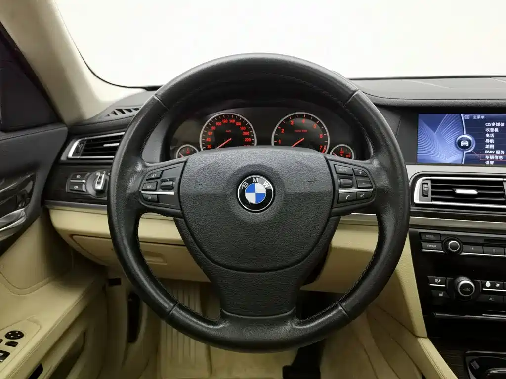 BMW 7 Series 2010 — фото 11