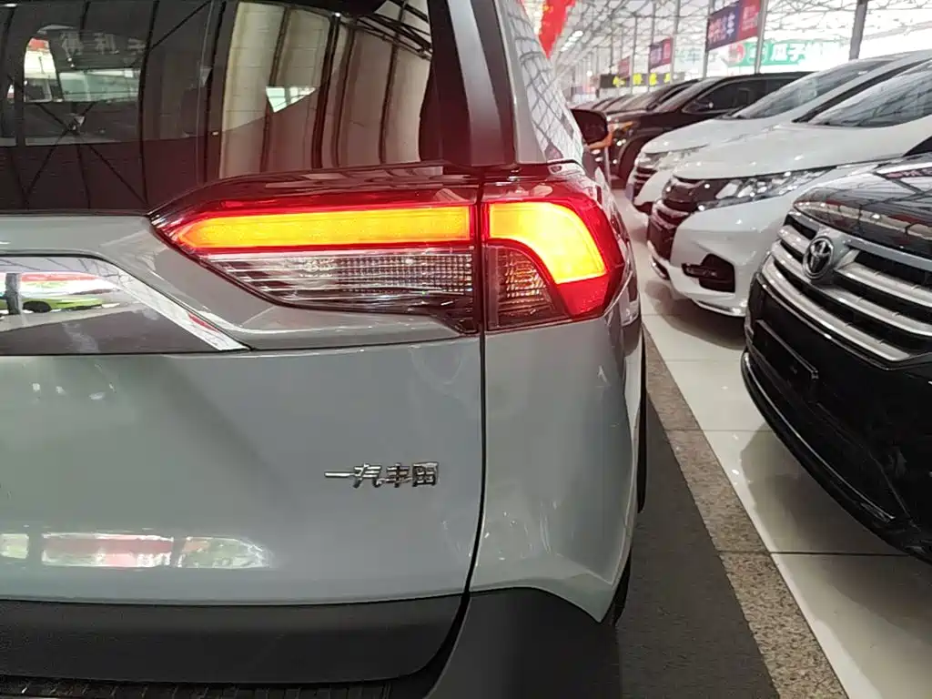 Toyota RAV4 2020 — фото 8
