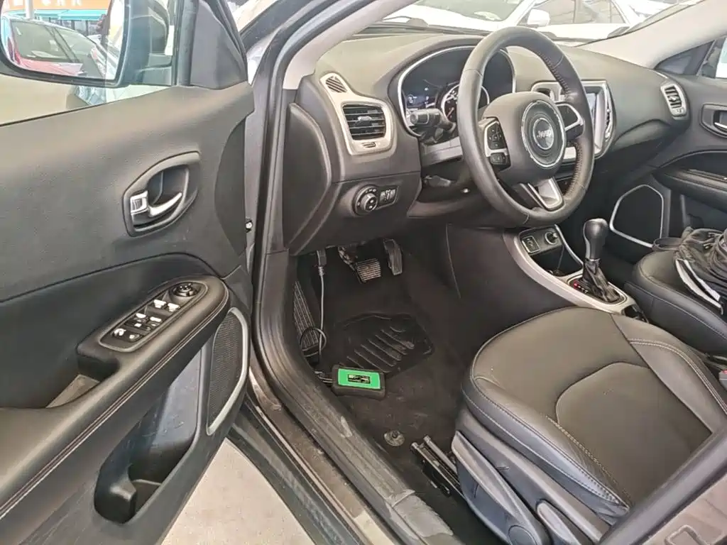 Jeep Compass 2017 — фото 16