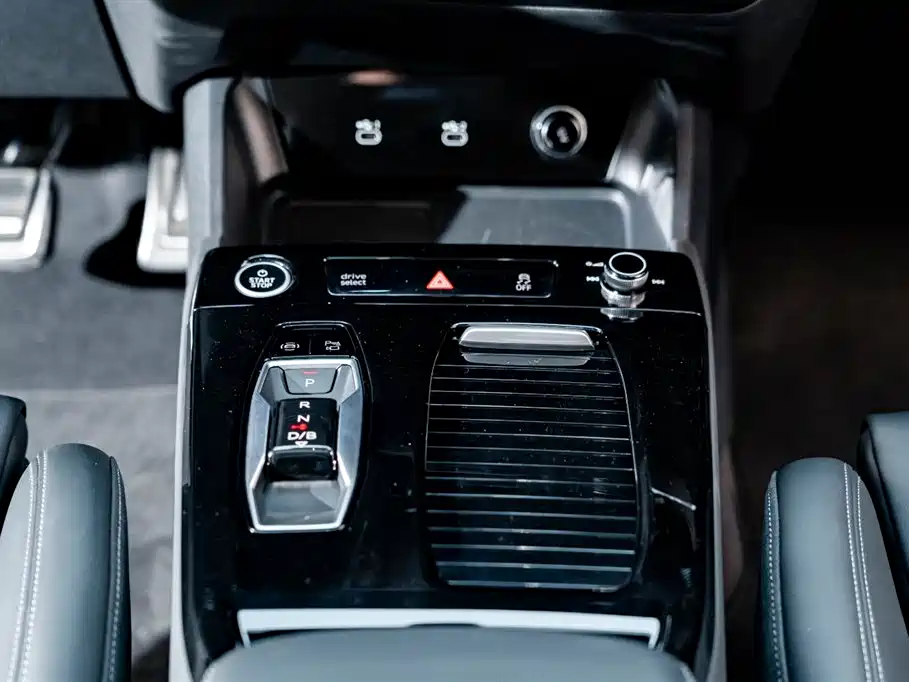 Audi Q6L e-tron 2025 — фото 17
