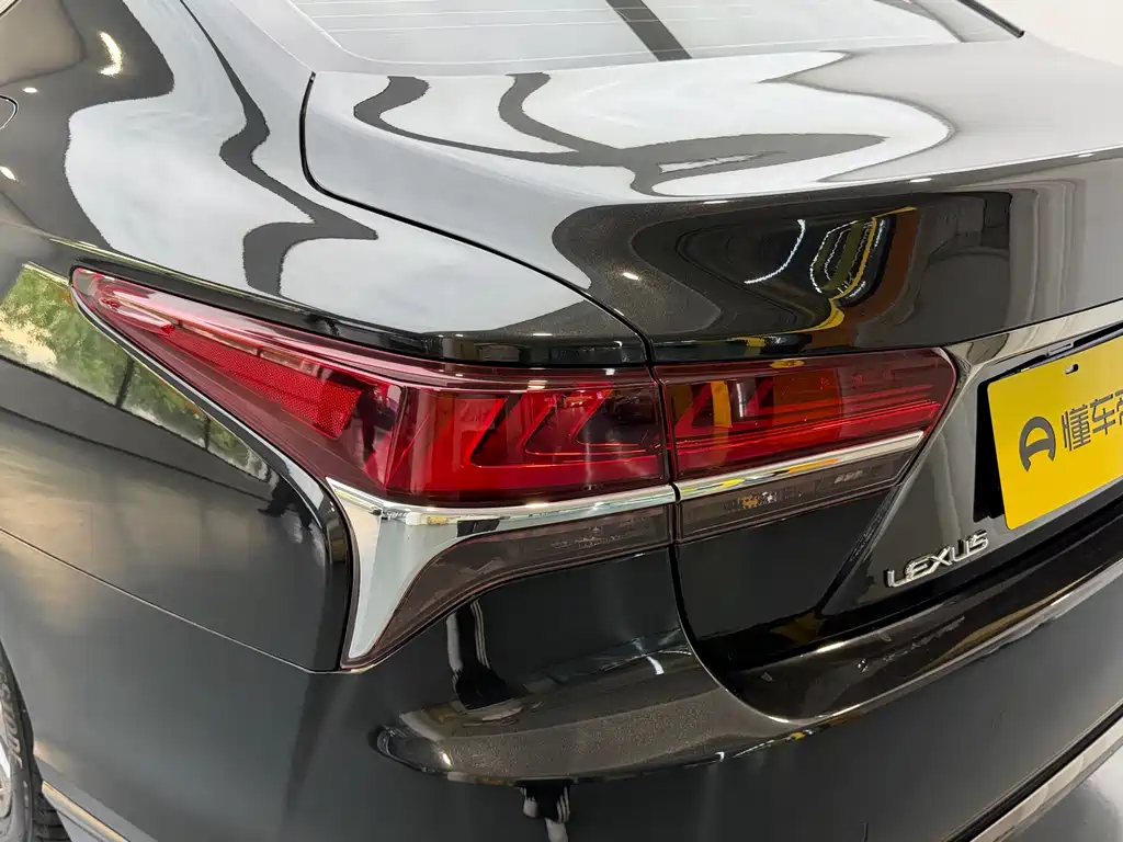 Lexus LS 2019 — фото 16