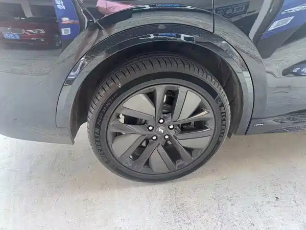 Li Auto L8 2025