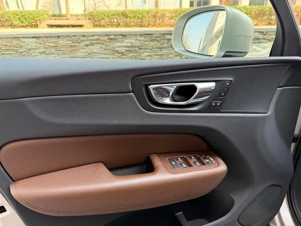 Volvo XC60 2019 — фото 12