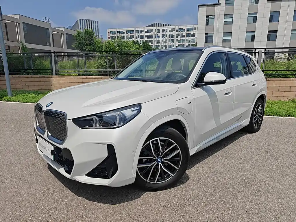 BMW iX1 2025