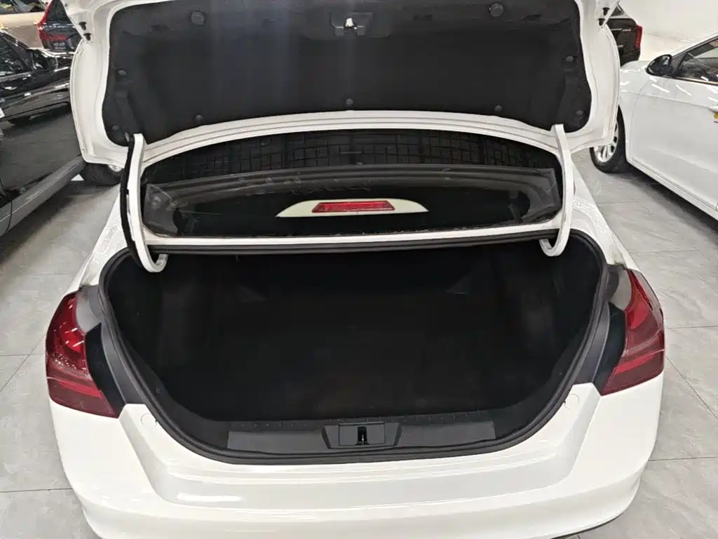 Geely Emgrand 2018 — фото 19