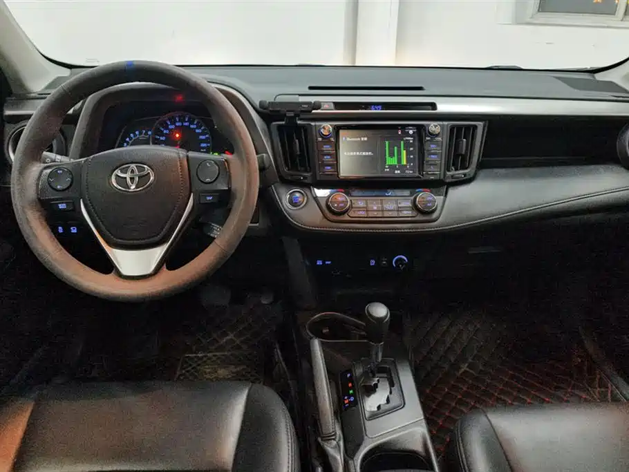 Toyota RAV4 2018 — фото 12