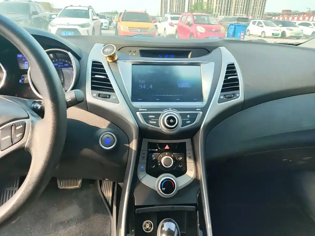 Hyundai Elantra 2017 — фото 9