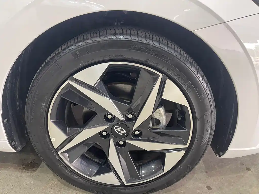 Hyundai Elantra 2023 — фото 16