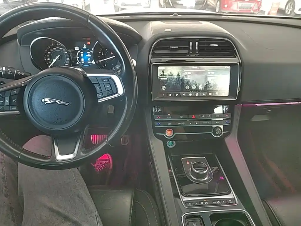 Jaguar F-PACE 2019 — фото 10