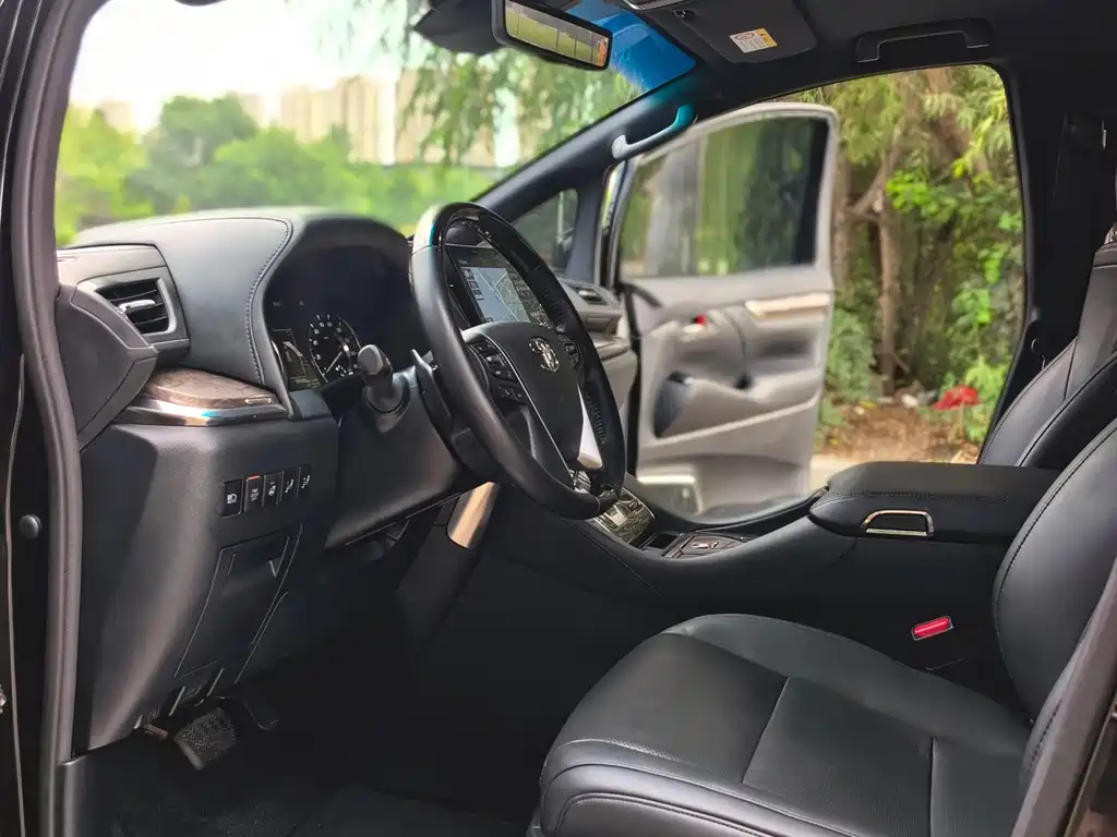 Toyota Alphard 2023 — фото 8