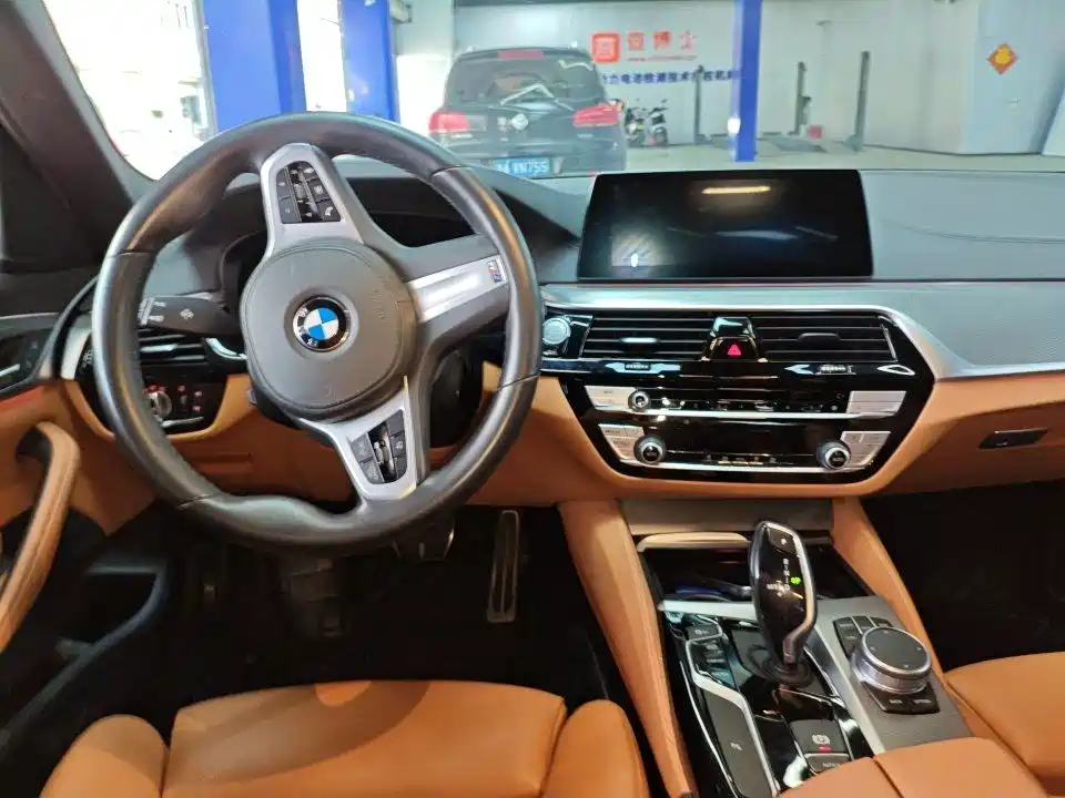 BMW 5 Series 2020 — фото 10