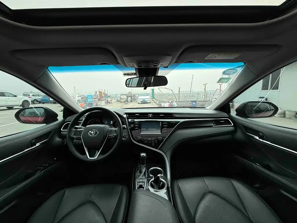 Toyota Camry 2019 — фото 12