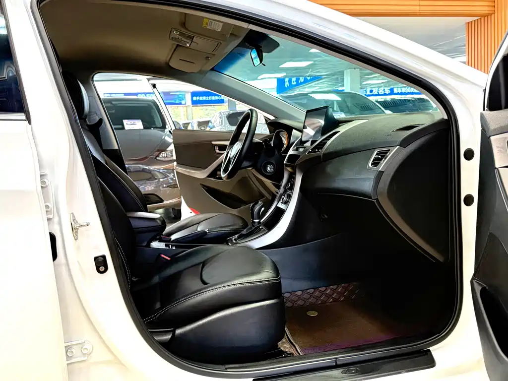 Hyundai Elantra Langdong 2018 — фото 11