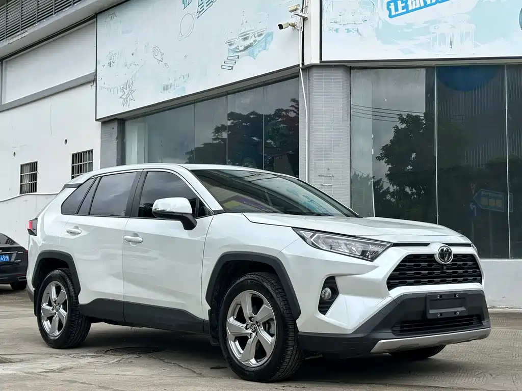 Toyota RAV4 2021 — фото 3